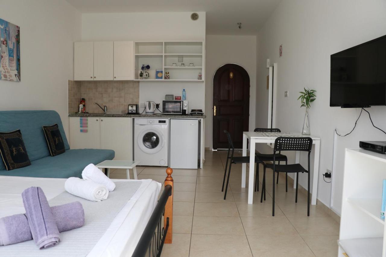Apartment In Kato Pafos & 10 Min To Venus Beach Eksteriør bilde